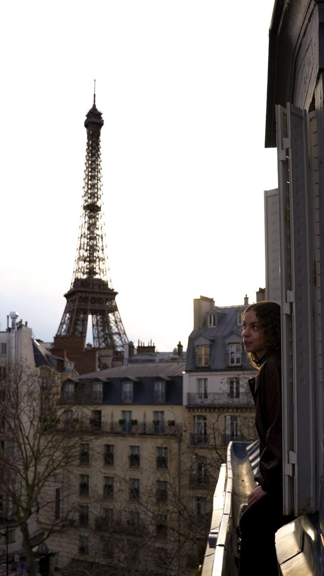 Center Eiffel Tower View Apartment
